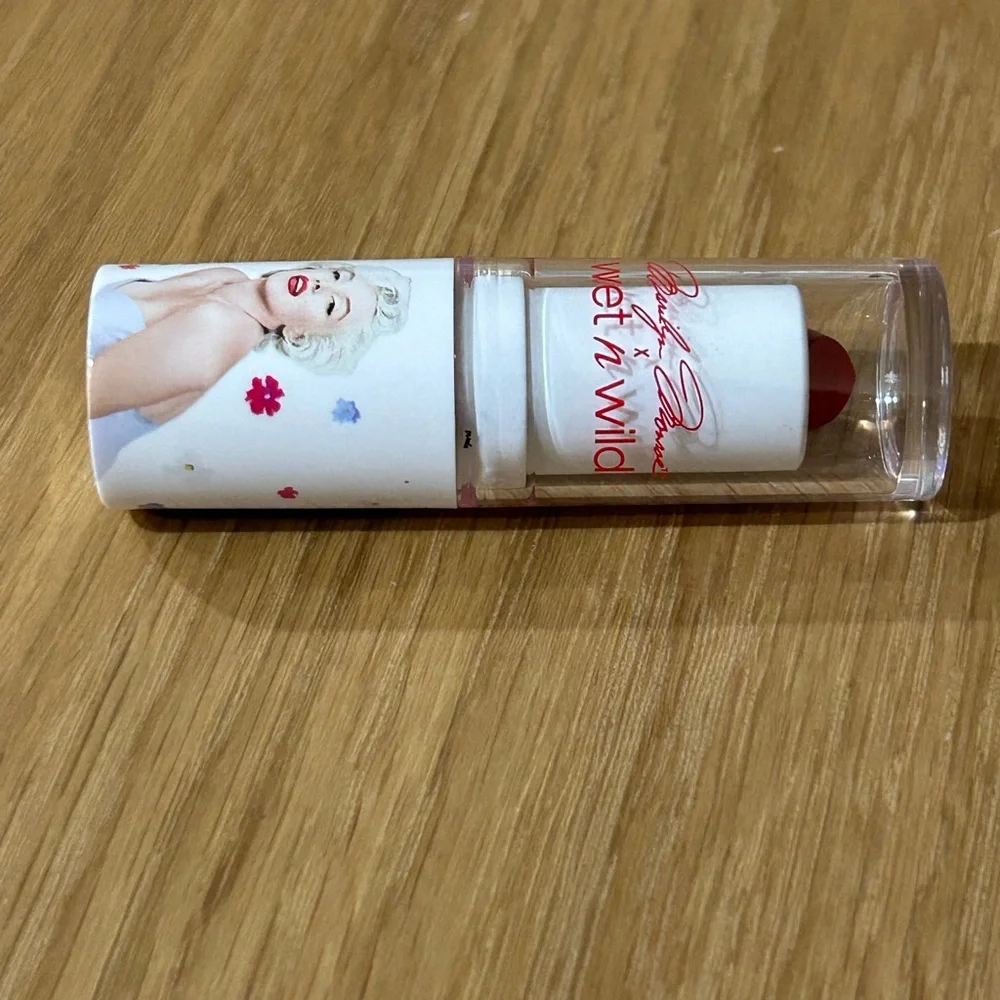 Wet n Wild Marilyn Monroe Bold Red Lipstick - Picture 7 of 16